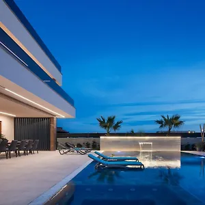 Villa Malibu Royal, Vir